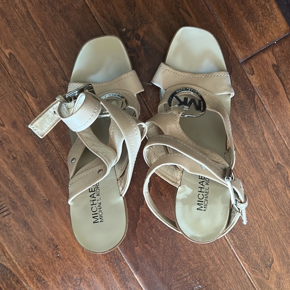 Michael Kors tan leather wrap around ankle strap sandals - Picture 5 of 7